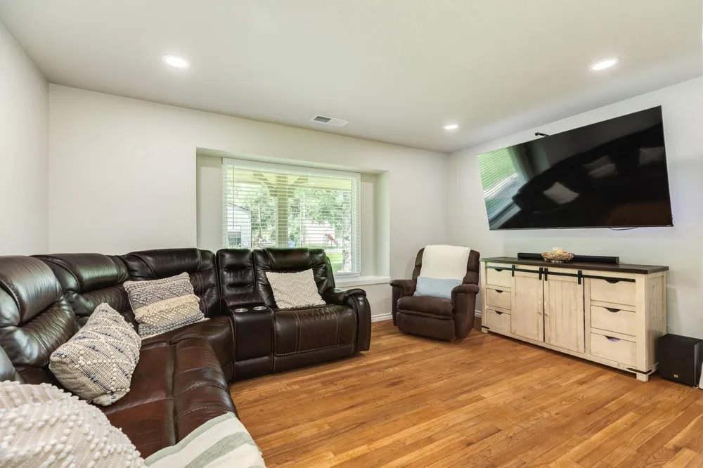 811 Loggins Drive West Columbia, TX 77486