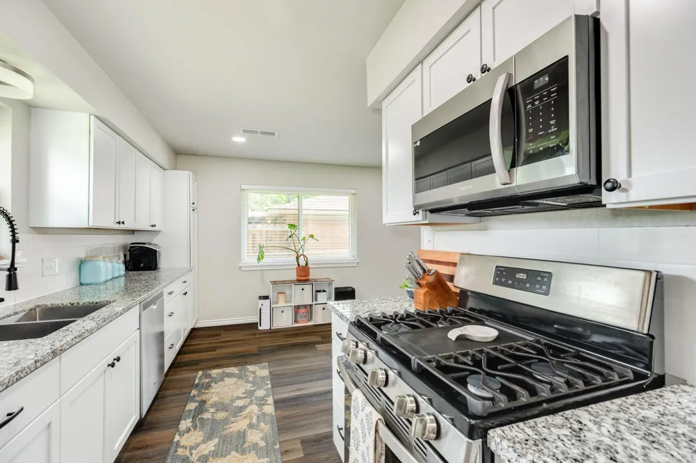 811 Loggins Drive West Columbia, TX 77486