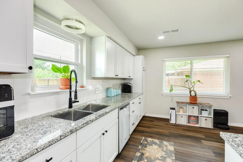 811 Loggins Drive West Columbia, TX 77486