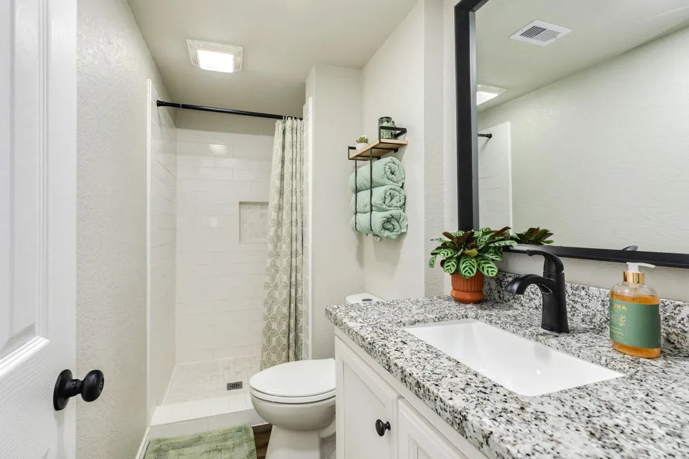 811 Loggins Drive West Columbia, TX 77486