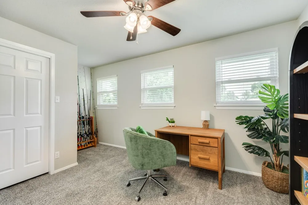 811 Loggins Drive West Columbia, TX 77486