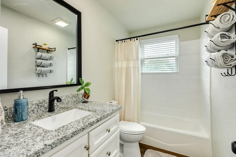 811 Loggins Drive West Columbia, TX 77486