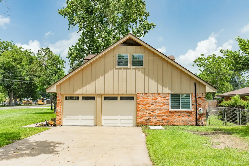 811 Loggins Drive West Columbia, TX 77486