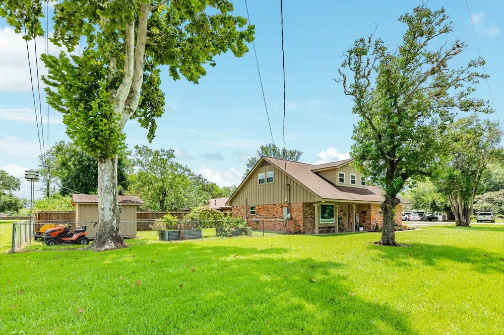 811 Loggins Drive West Columbia, TX 77486