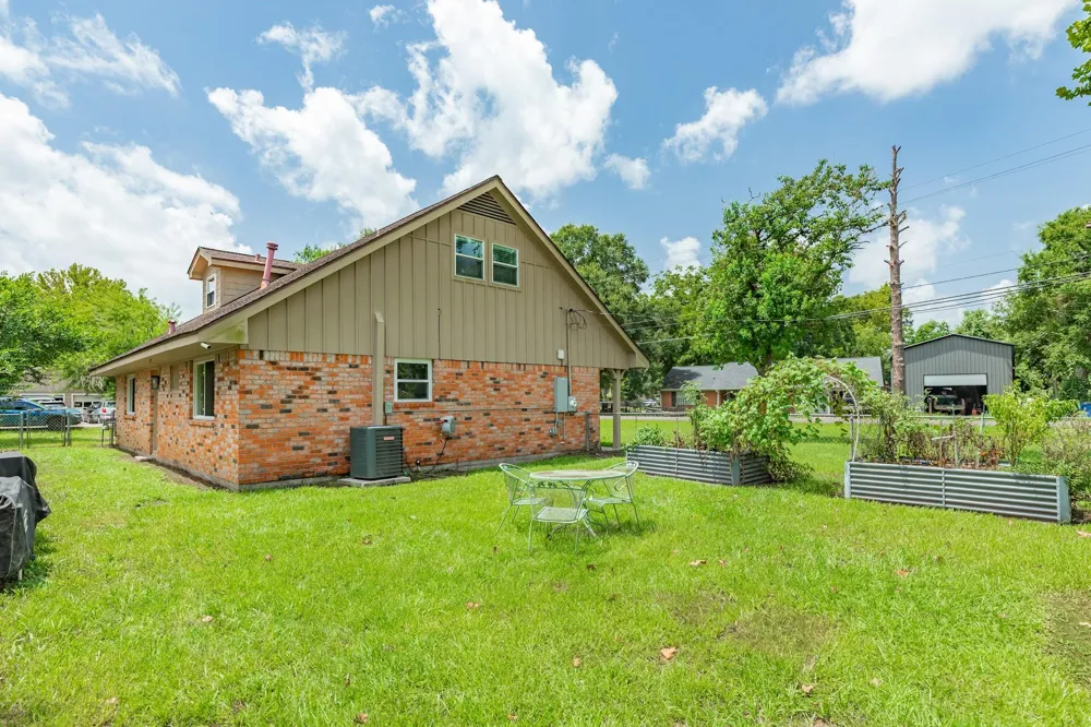 811 Loggins Drive West Columbia, TX 77486