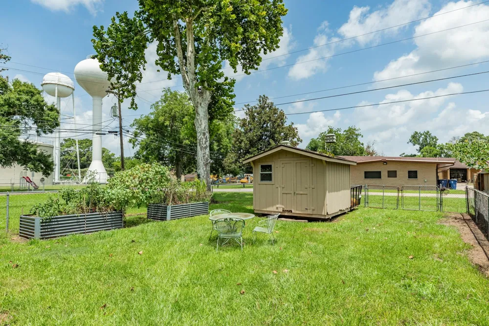 811 Loggins Drive West Columbia, TX 77486