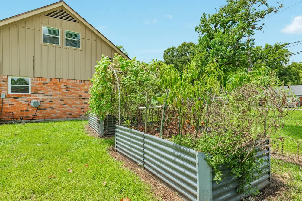 811 Loggins Drive West Columbia, TX 77486