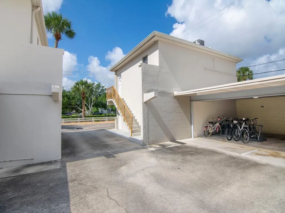 2333 Indian River Boulevard Vero Beach, FL 32960