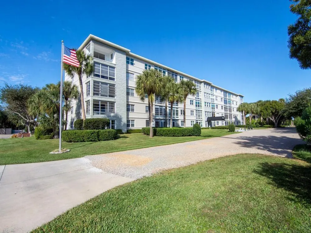 2333 Indian River Boulevard Vero Beach, FL 32960