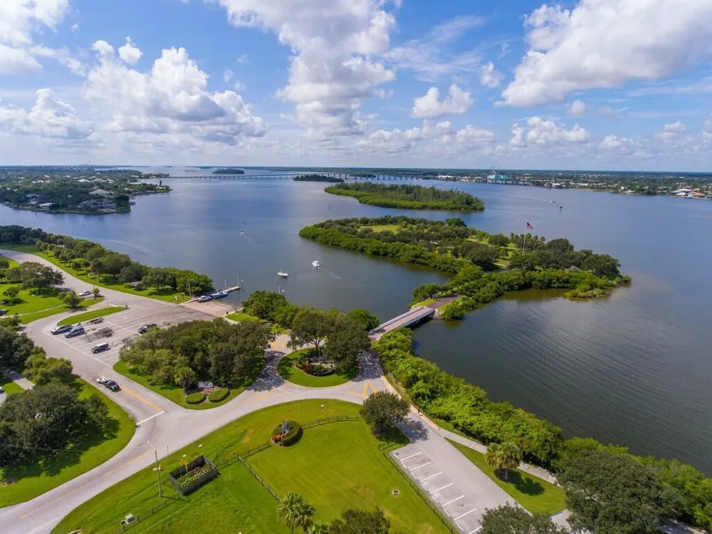 2333 Indian River Boulevard Vero Beach, FL 32960