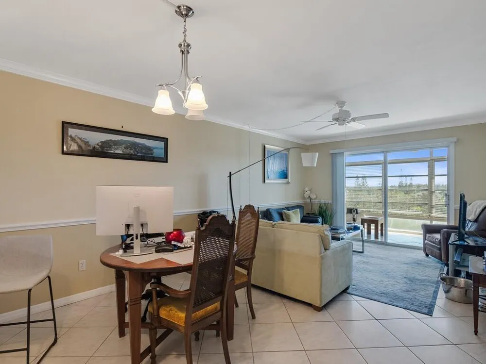 2333 Indian River Boulevard Vero Beach, FL 32960