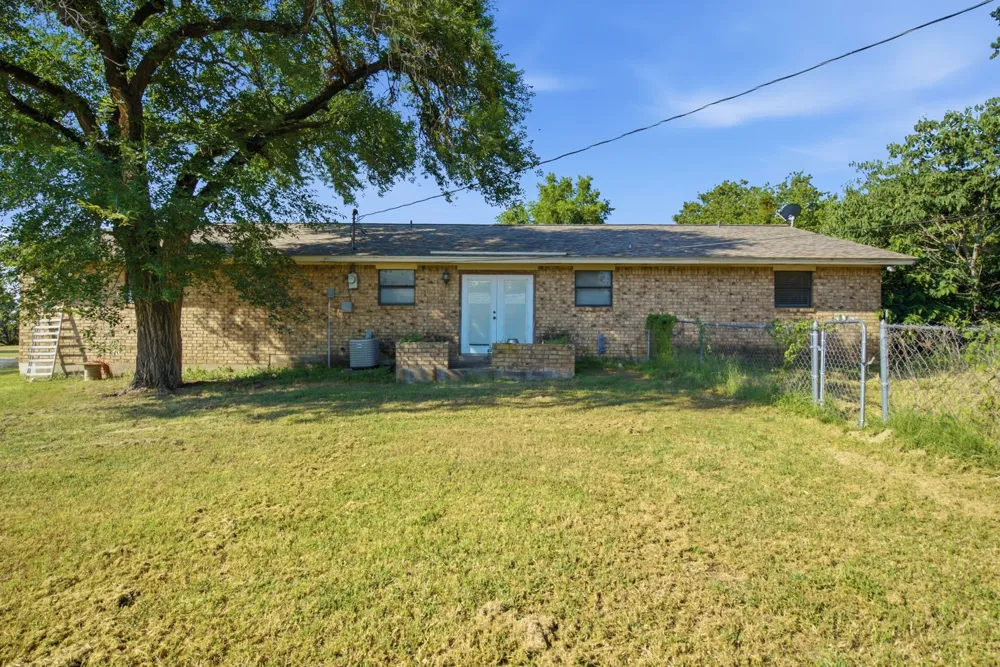 917 E Ross Avenue De Leon, TX 76444