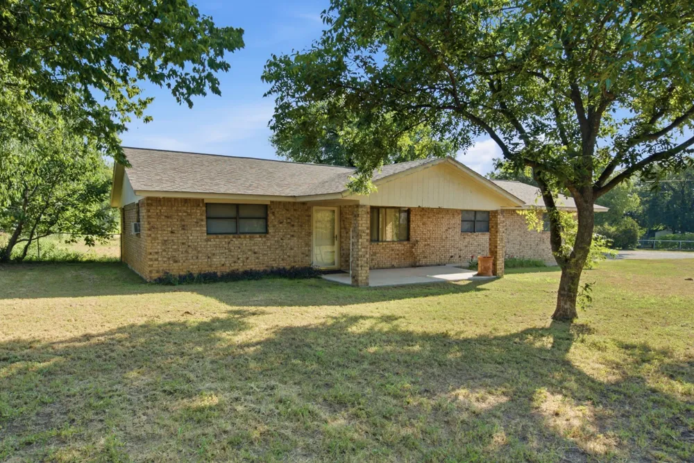 917 E Ross Avenue De Leon, TX 76444