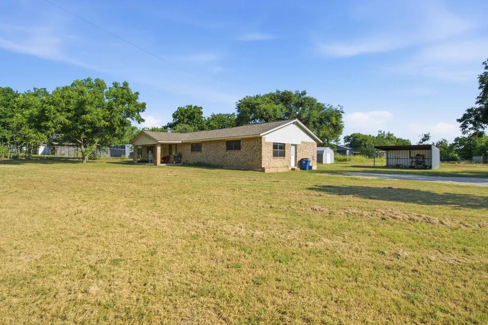 917 E Ross Avenue De Leon, TX 76444