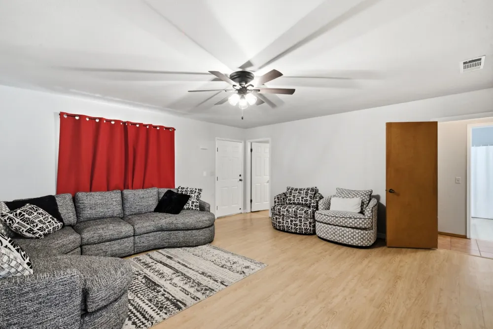 917 E Ross Avenue De Leon, TX 76444