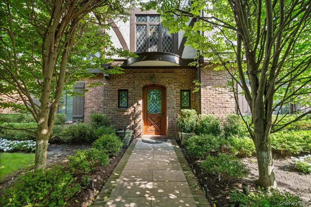 17 Sutton Place Lawrence, NY 11559