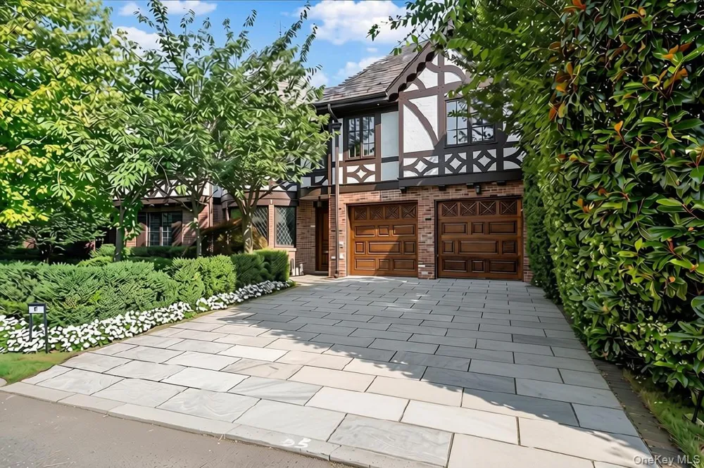 17 Sutton Place Lawrence, NY 11559