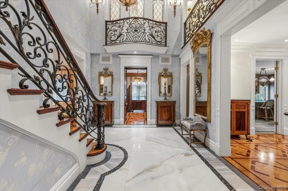 17 Sutton Place Lawrence, NY 11559