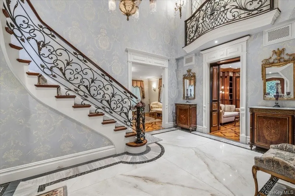 17 Sutton Place Lawrence, NY 11559
