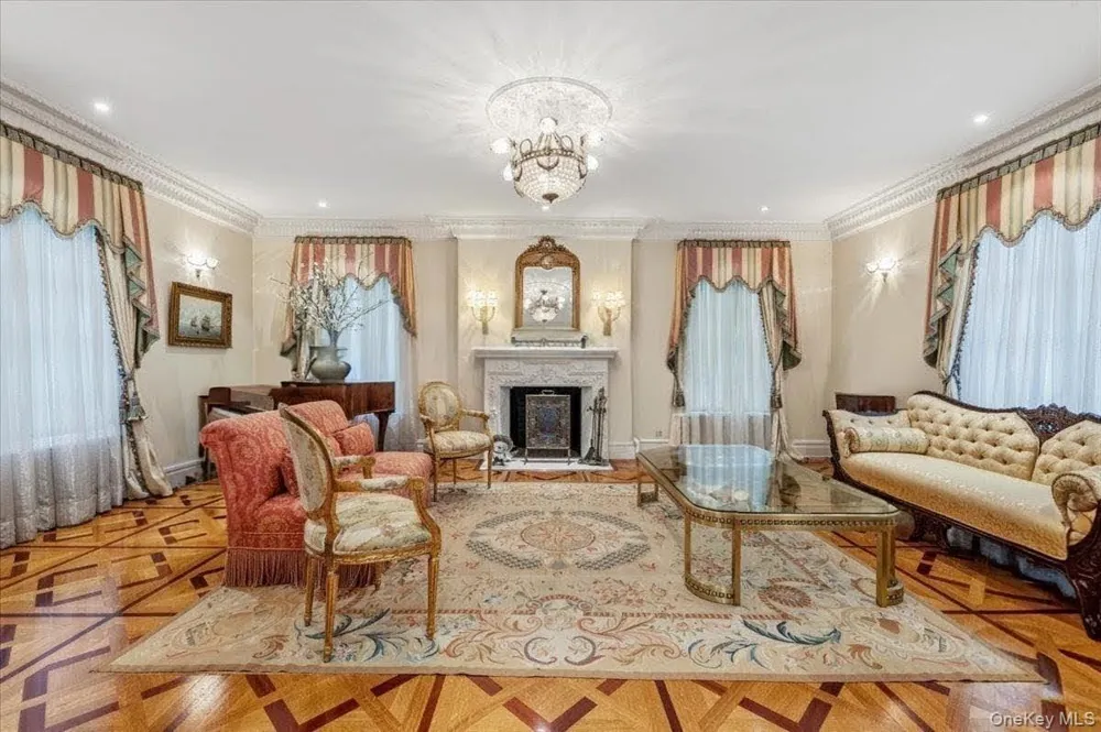 17 Sutton Place Lawrence, NY 11559