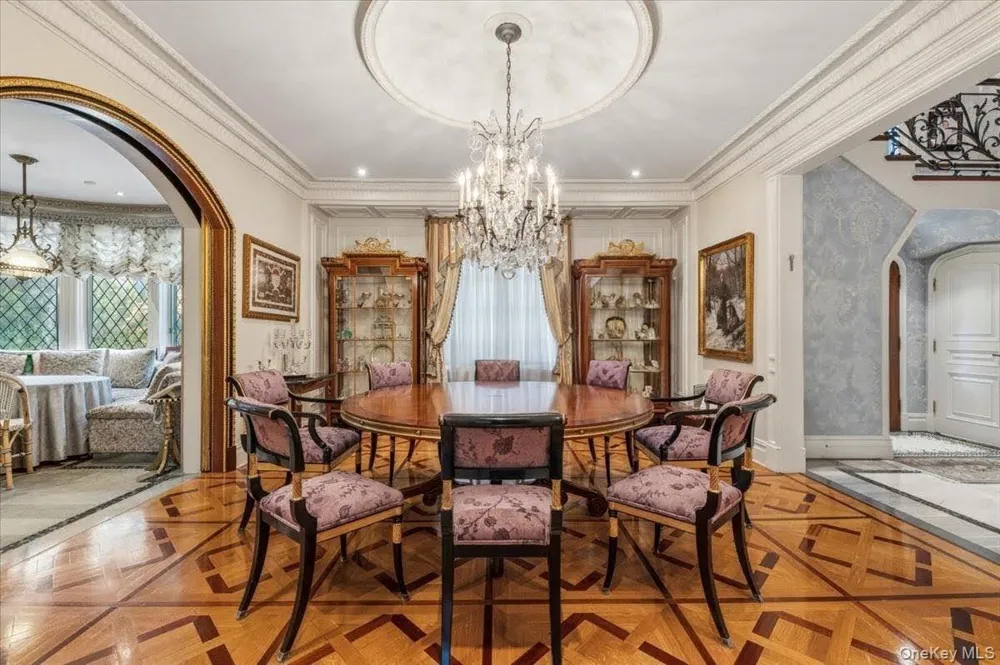 17 Sutton Place Lawrence, NY 11559