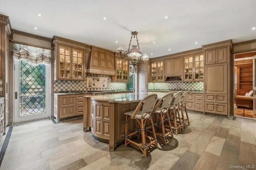 17 Sutton Place Lawrence, NY 11559