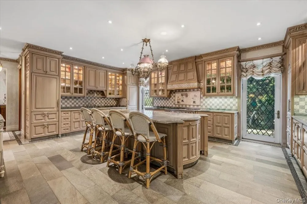 17 Sutton Place Lawrence, NY 11559