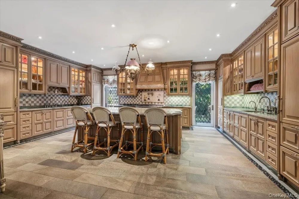 17 Sutton Place Lawrence, NY 11559