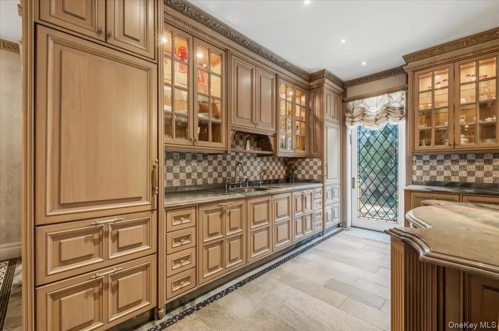 17 Sutton Place Lawrence, NY 11559