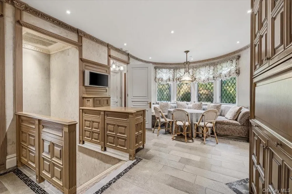 17 Sutton Place Lawrence, NY 11559