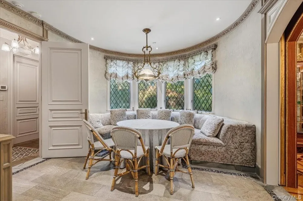 17 Sutton Place Lawrence, NY 11559