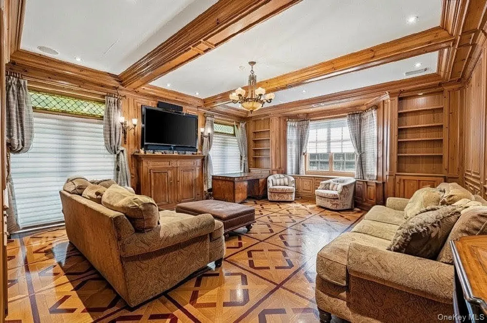 17 Sutton Place Lawrence, NY 11559