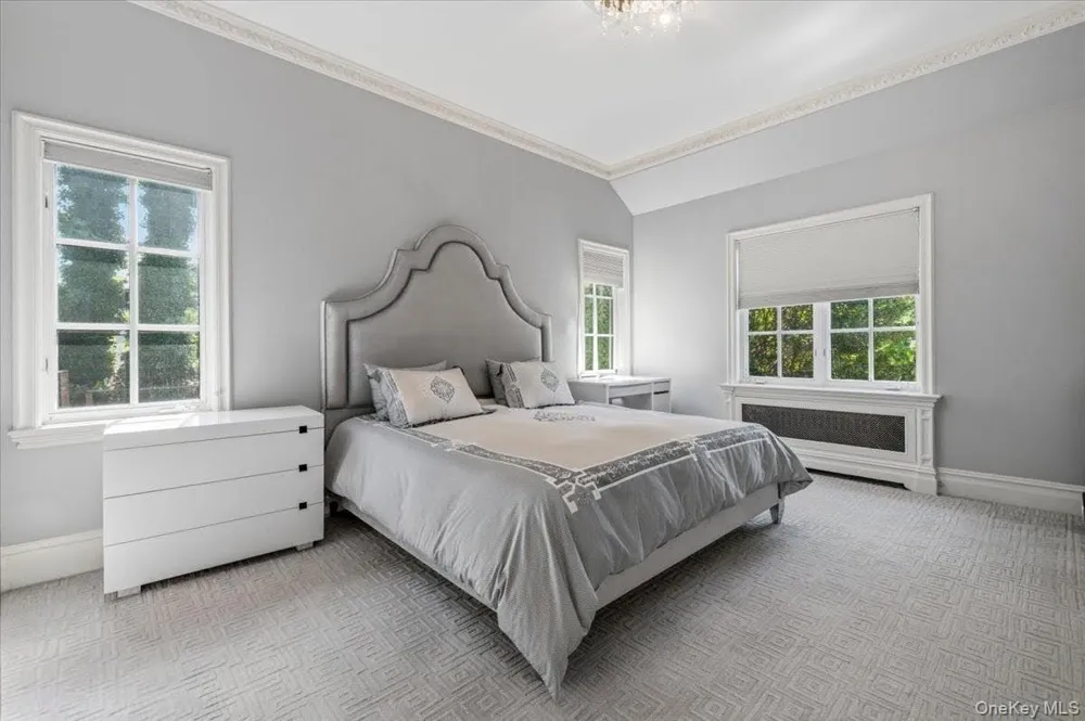 17 Sutton Place Lawrence, NY 11559