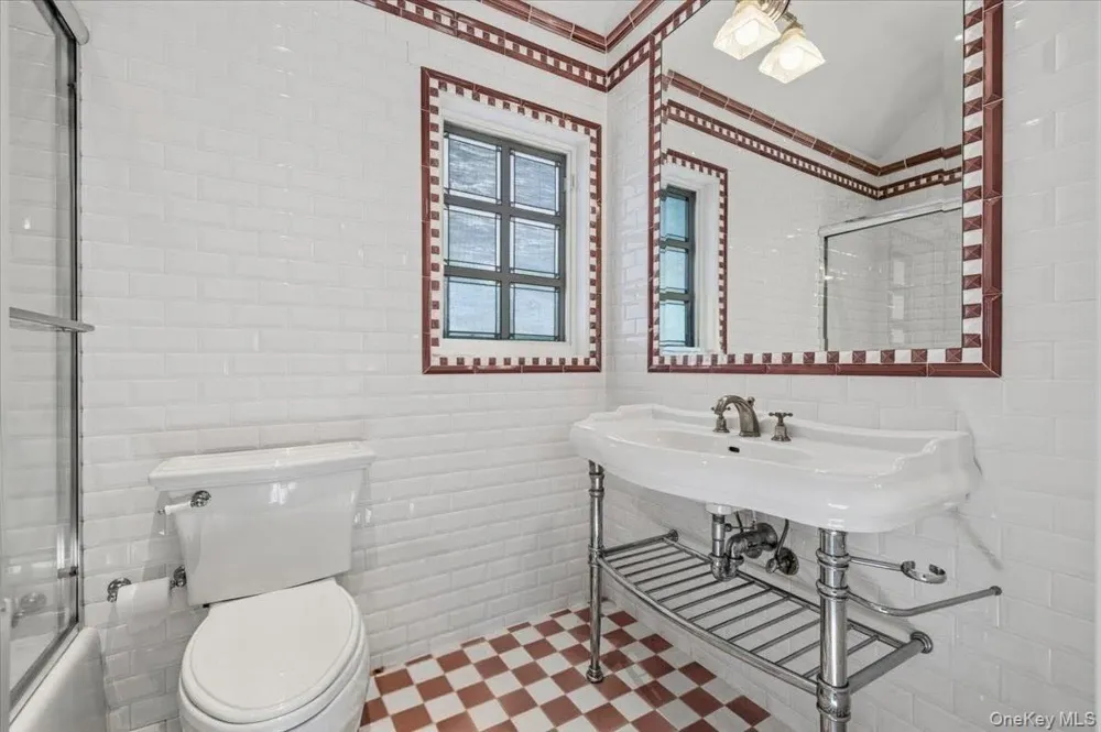 17 Sutton Place Lawrence, NY 11559
