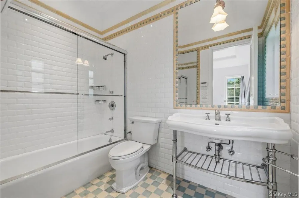 17 Sutton Place Lawrence, NY 11559