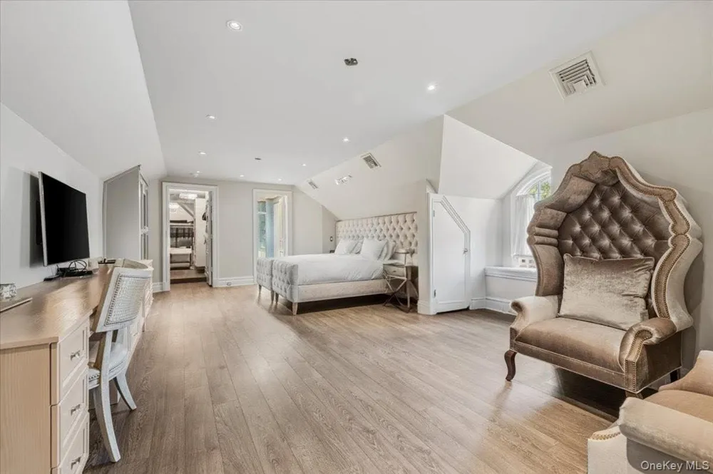 17 Sutton Place Lawrence, NY 11559