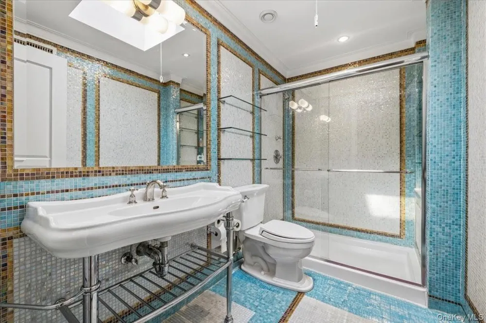 17 Sutton Place Lawrence, NY 11559