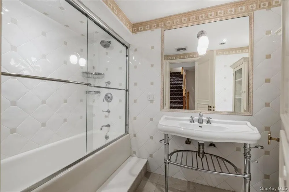17 Sutton Place Lawrence, NY 11559