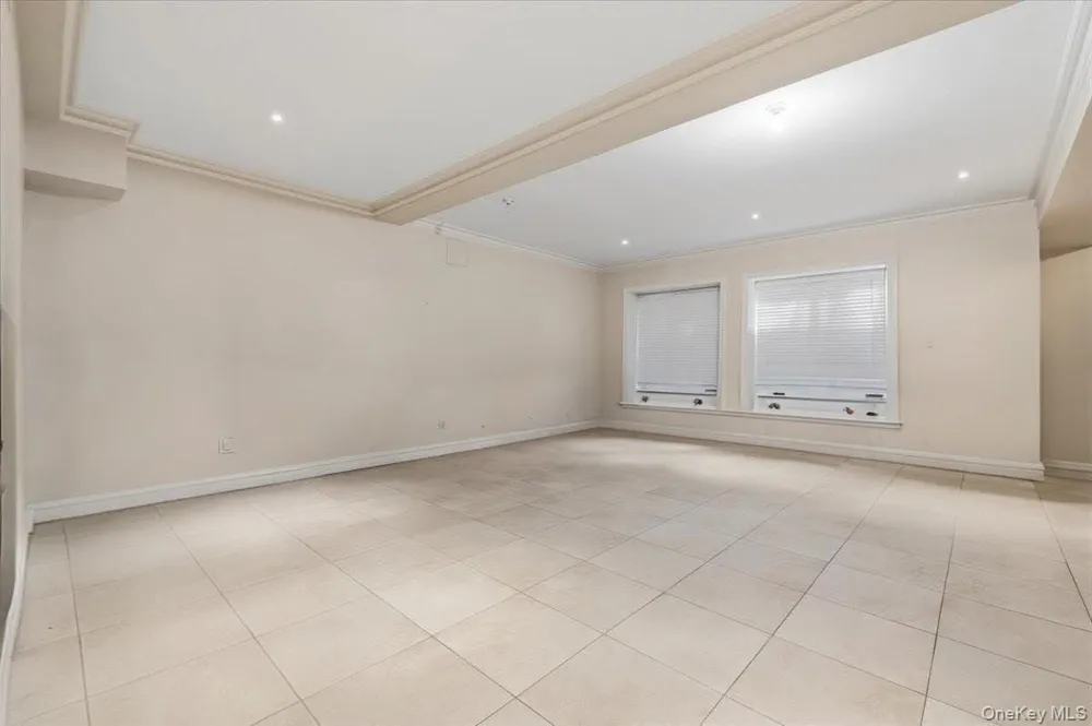 17 Sutton Place Lawrence, NY 11559