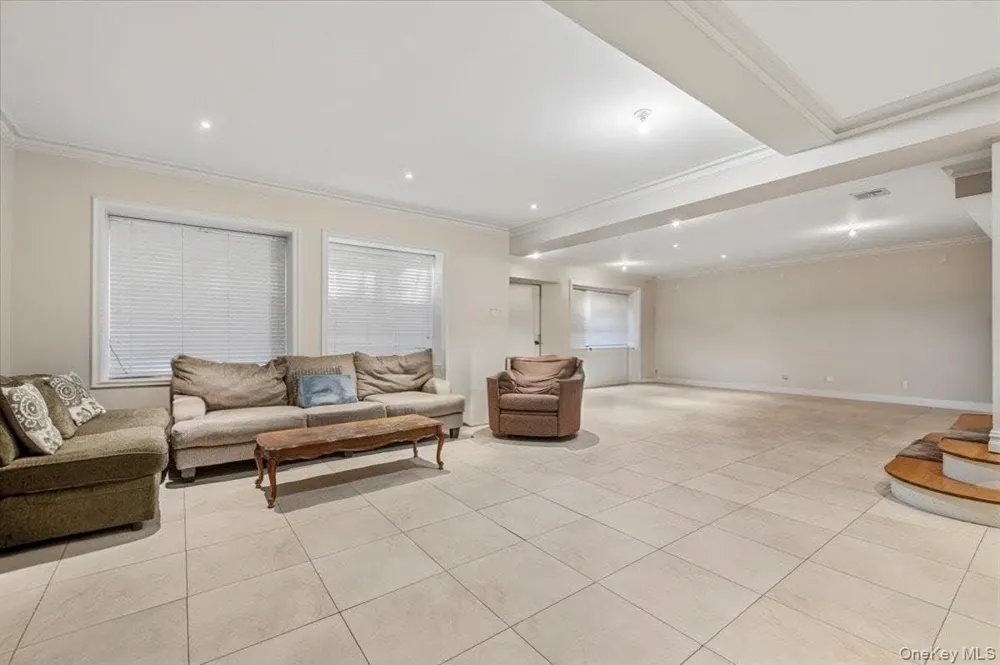 17 Sutton Place Lawrence, NY 11559