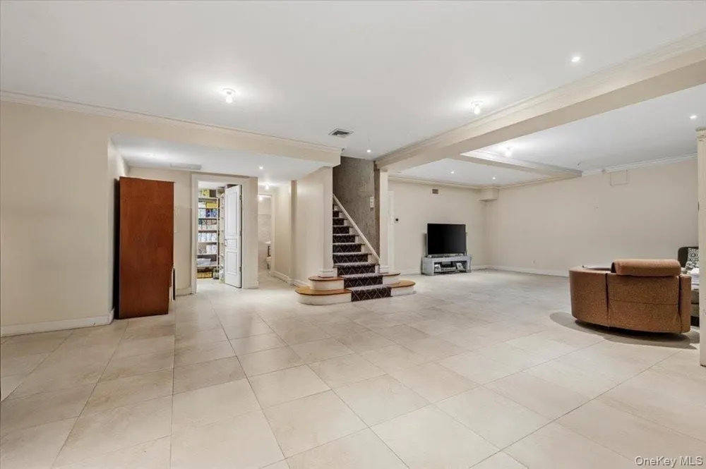 17 Sutton Place Lawrence, NY 11559