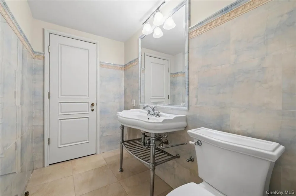17 Sutton Place Lawrence, NY 11559