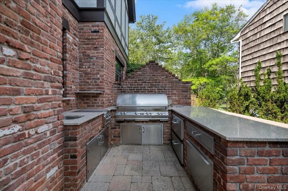 17 Sutton Place Lawrence, NY 11559