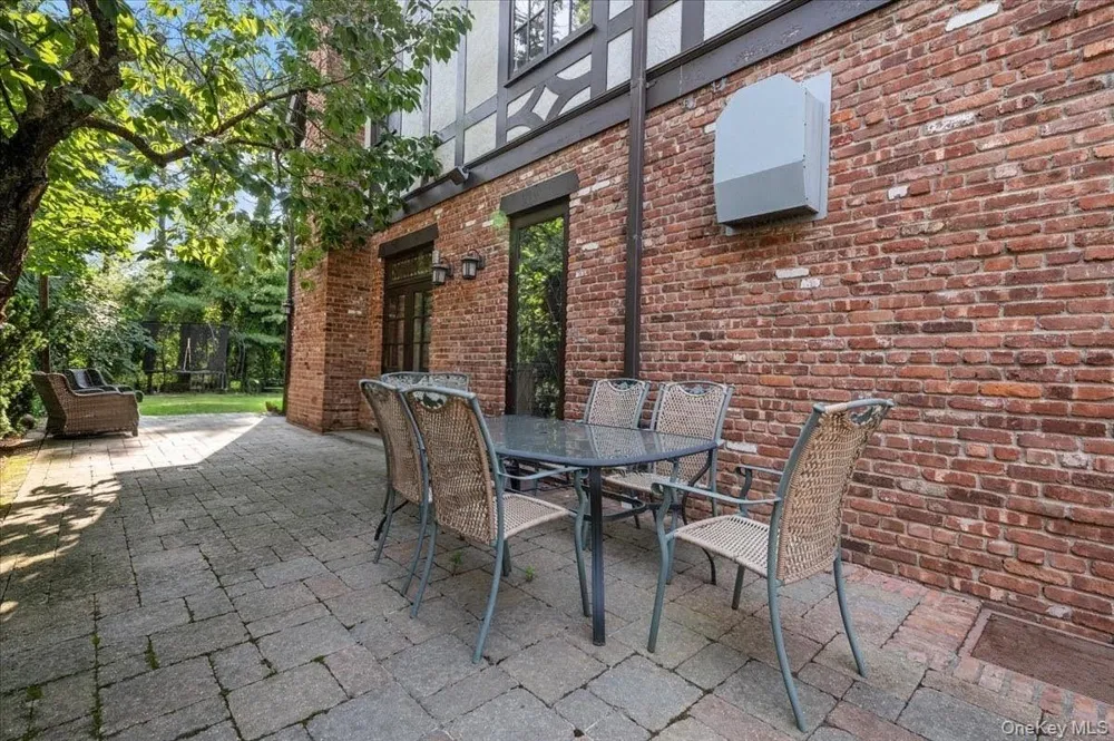 17 Sutton Place Lawrence, NY 11559
