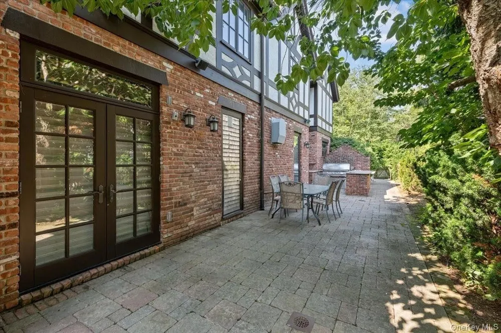17 Sutton Place Lawrence, NY 11559