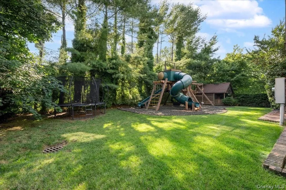 17 Sutton Place Lawrence, NY 11559