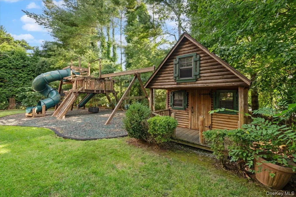 17 Sutton Place Lawrence, NY 11559