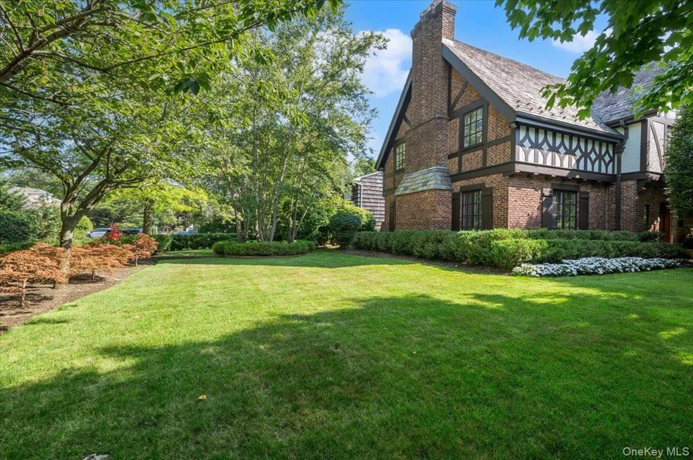 17 Sutton Place Lawrence, NY 11559