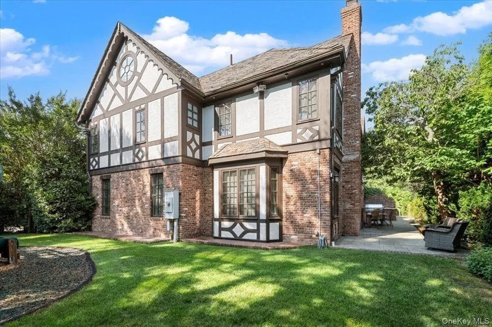 17 Sutton Place Lawrence, NY 11559