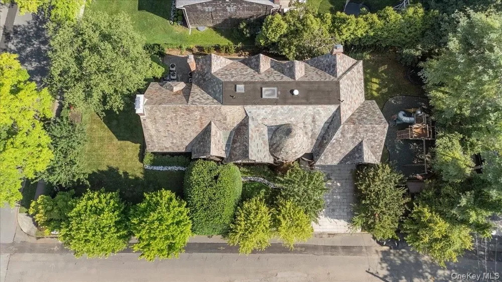 17 Sutton Place Lawrence, NY 11559